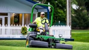 John Deere 2550 E-Cut™ Hybrid Diesel Triplex Mower