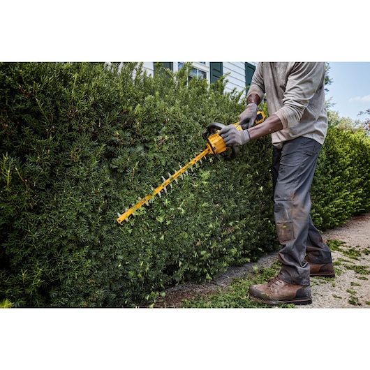 DEWALT 60V MAX* 26 in Brushless Cordless Hedge Trimmer Kit